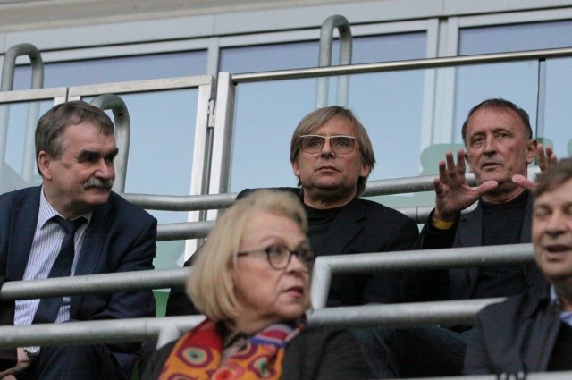 Mecz we Wrocławiu obejrzeli prezydent Kielc Wojciech Lubawski (z lewej), Krzysztof Zając (w środku) i Niemiec Dieter Burdenski (z prawej)