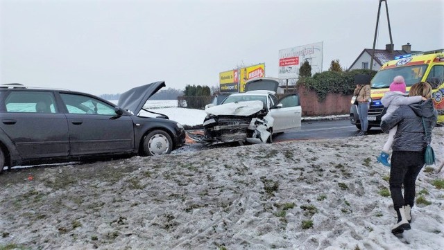 Policja szuka świadków wypadku, do którego doszło w poniedziałek, 23 stycznia, w Kruśliwcu pod Inowrocławiem. W wyniku zderzenia dwóch aut marki Audi nie żyje jedna osoba, a dwie zostały ranne