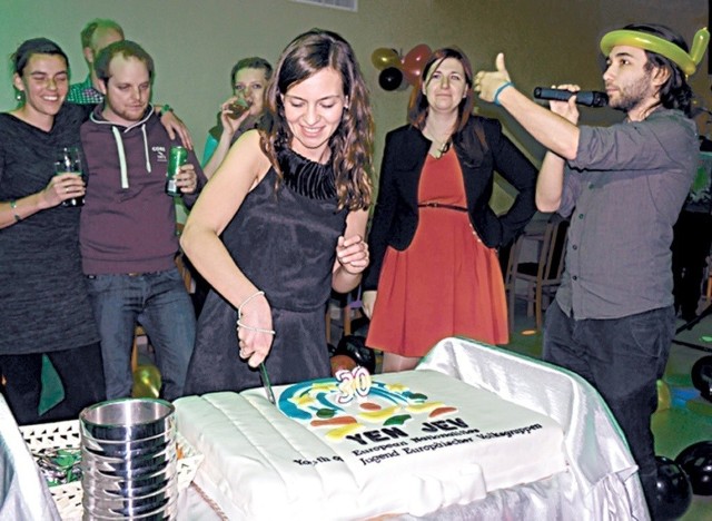 Okolicznościowy tort z okazji 30-lecia działalności JEV kroi liderka tej organizacji Fatma Resit.
