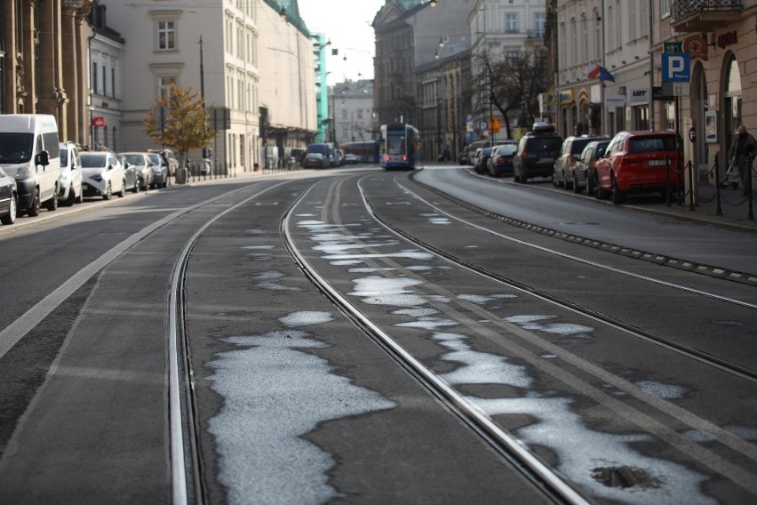 Kraków. Niekończące się poprawki na ulicy Krakowskiej. Zamontują na niej 300 znaków i 130 słupków ozdobnych [ZDJĘCIA]