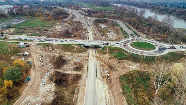 Jak informuje GDDKiA, priorytetem są teraz prace na trasie głównej obwodnicy. Aktualnie na budowie trwa: przebudowa ronda przy galerii Vivo!, wykonywanie nawierzchni asfaltowej, humusowanie wraz z obsianiem, wykonywanie oznakowania pionowego i poziomego na odcinku od DK19 do S19, budowa oświetlenia, budowa kanału technologicznego, montaż barier i poręczy, wykonywanie zbiorników, budowa ekranów akustycznych, zabezpieczenie antykorozyjne betonu obiektów mostowych i wykonywanie nawierzchni chodników obiektów mostowych - ogólnie prace wykończeniowe. Na drogach poprzecznych i serwisowych trwa profilowanie i wykonywanie konstrukcji dróg.