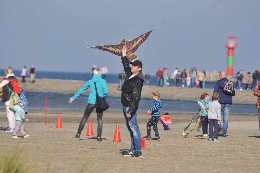 Świnoujście. Mnóstwo latawców na świnoujskiej plaży [ZDJĘCIA]