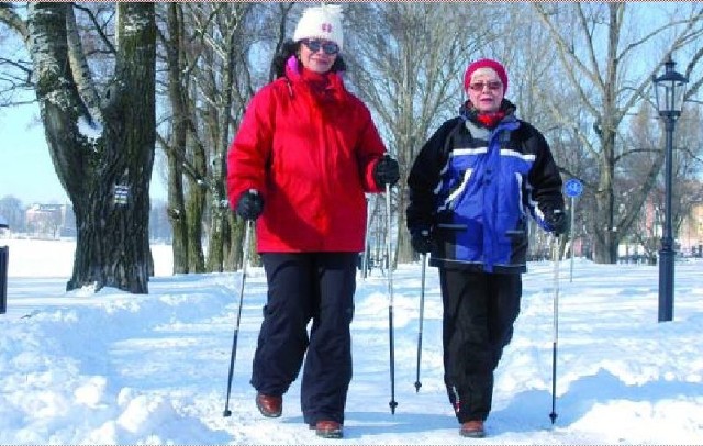 Grażyna Grunt-Mejer (po lewej) i jej koleżanka Bogumiła Dziczkowska nie zrażają się mrozem. Codziennie maszerują po 6 km, bez względu na pogodę. Dla zdrowia.