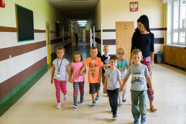 Dzieciom z oddziału przedszkolnego w SP nr 19 w Białymstoku wychowawczyni podoba się. Ale rozpoczynanie zajęć o godz. 7 - dużo mniej.