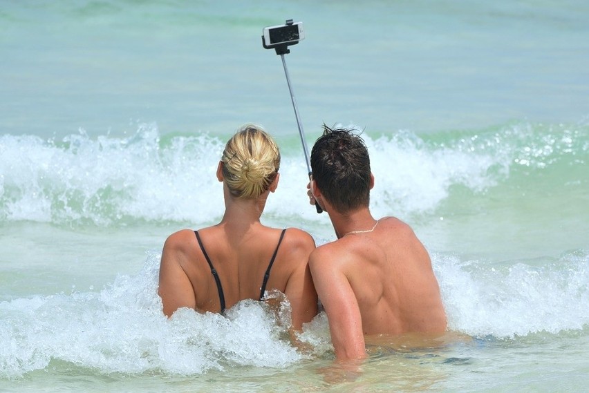 [Prezenty na Dzień Chłopaka] Selfie stick, kompaktowy aparat...