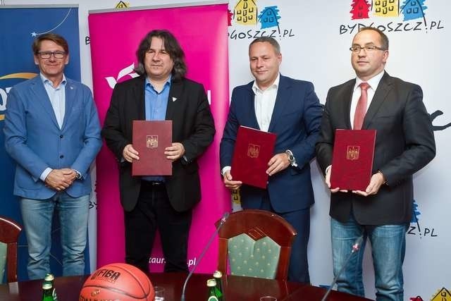 Od lewej: Waldemar Kotecki, sponsor strategiczny Artego, Czesław Woźniak, prezes Basketu 25, prezydent miasta Rafał Bruski i prezes PZKosz. Grzegorz Bachański