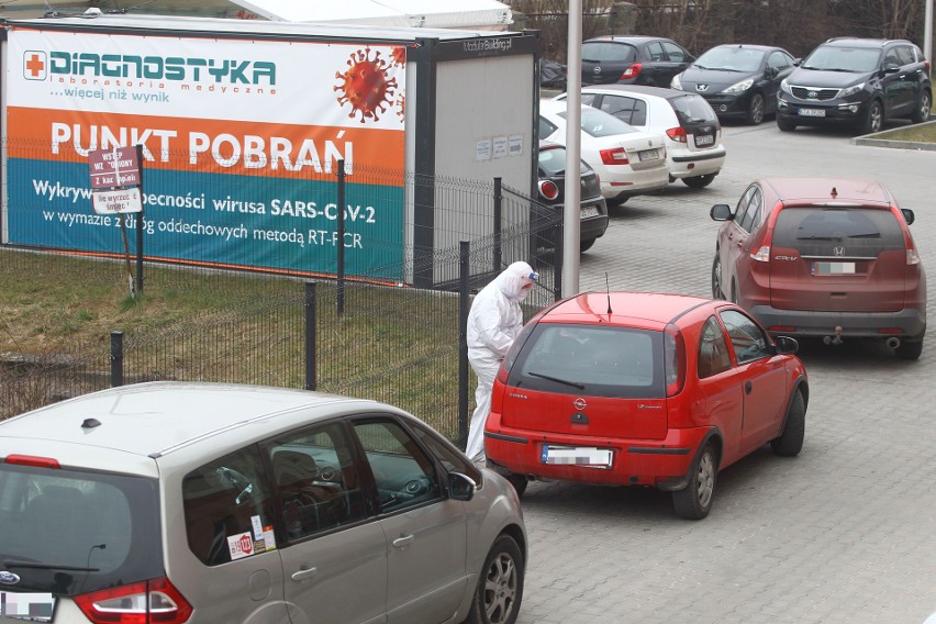 Kolejki do punktu pobrań wymazów COVID-19 przy szpitalu MSW w Rzeszowie [ZDJĘCIA]