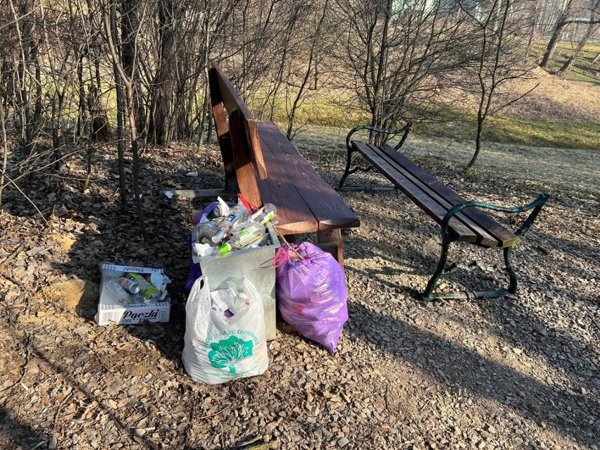 Kalwaria Zebrzydowska. Podrzucone do parku śmieci bulwersują...