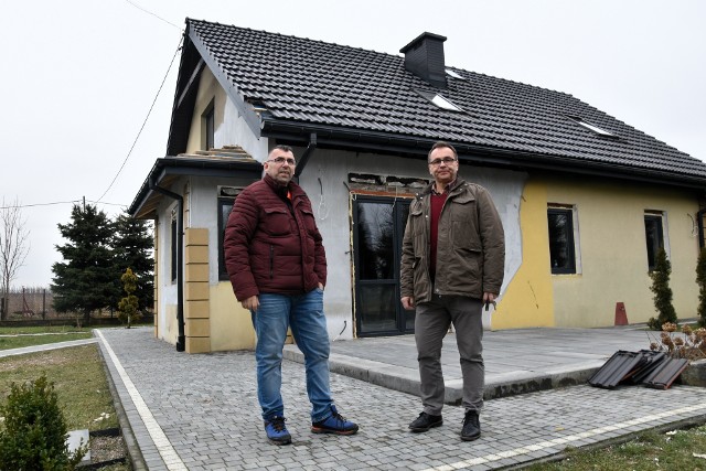 Grzegorz Kosiaty (z lewej) po pożarze domu był załamany. Dzięki pomocy wielu osób, w tym m.in. wsparciu Marka Podrazy (na zdj. z prawej), udało się już wykonać sporo prac, aby przywrócić spalony budynek do użytku