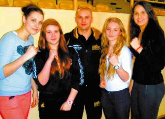 Sokólskie bokserki z trenerem. Od lewej: Julia Kułak, Aneta Gojko, Tomasz Potapczyk, Klaudia Pawełko i Patrycja Woronowicz. 