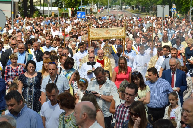 Jedna z procesji w Stalowej Woli, gdzie z Jezusem utajonym w Najświętszym Sakramencie szli wierni z dwóch parafii - Trójcy Przenajświętszej i Świętego Jana Pawła II (parafia akademicka)