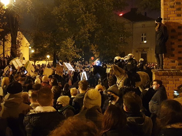 W czasie niedzielnych protestów w Poznaniu policja zatrzymała jedną osobę.