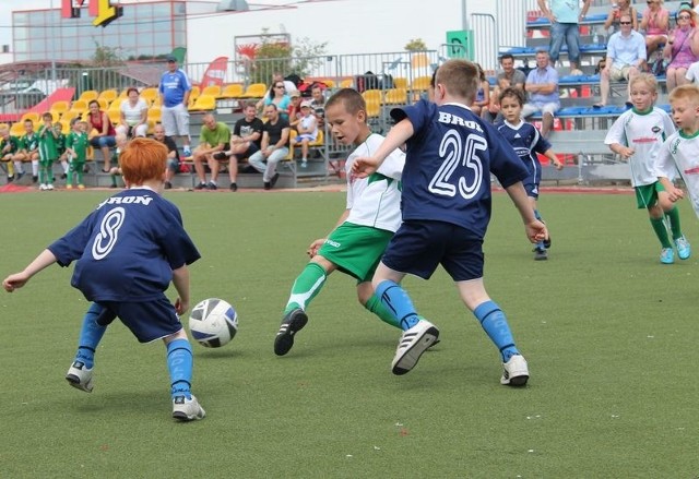 Drużyny siedmiolatków Broni i Radomiaka zagrały niedawno we wspólnym turnieju. W obu klubach nie ma boomu na piłkę nożną.