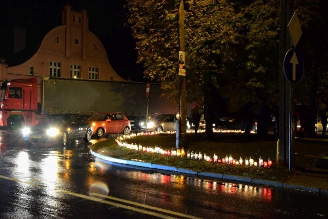 Kilkuset mieszkańców Strzelna pozytywnie odpowiedziało na apel Jacka Paczkowskiego. Punktualnie o godzinie 19 spotkali się w miejscu, w którym dwa dni temu doszło do tragedii.Przypomnijmy, jadący przez Strzelno samochód ciężarowy potrącił śmiertelnie 80-latkę, która na przejściu dla pieszych przechodziła na drugą stronę jezdni. Mieszkańcy Strzelna są wstrząśnięci tą tragedią. Od lat walczą o obwodnicę. Wielokrotnie skarżyli się na ciężarówki, które codziennie przetaczają się przez ścisłe centrum miasta. Podkreślali, jak ciężko jest im pokonać przejścia dla pieszych. Ostrzegali, że tutaj może dojść do tragedii. Jacek Paczkowski, miejscowy strażak, wystosował apel do mieszkańców gminy Strzelno. Zaprosił ich do udziału w spotkaniu. Poprosił, by mieszkańcy przynieśli ze sobą znicze. Nie zawiedli. Mimo ulewnego deszczu tłumnie stawili się przy ulicy Michelsona.- Stała się rzecz straszna. Stała się tragedia, która dotknęła naszą sąsiadkę, naszą współmieszkankę - mówił do mieszkańców Jacek Paczkowski. - Stała się rzecz, która nie powinna się stać, a jednak się stała. To mogło spotkać nasze dziecko, naszego rodzica, brata lub siostrę... Zostaliśmy rzuceni na poligon. My w Strzelnie żyjemy na poligonie. Jest to poligon, na którym strzela się ostrą amunicją. Tym poligonem są nasze ulice, a amunicją samochody, które po nich jeżdżą. Jest to amunicja dużego kalibru - mówił pan Jacek. Głos zabrał również burmistrz Strzelna Dariusz Chudziński. - Zadajemy jedno pytanie. Co się jeszcze musi zdarzyć, żeby rządzący tym krajem się obudzili? Co takiego w Strzelnie musi się zdarzyć, żeby stwierdzili, że nam potrzebna jest obwodnica? - mówił Dariusz Chudziński. Mieszkańcy zapalili znicze. Modlili się też za duszę zmarłej. Zapowiedzieli również, że jeszcze tu wrócą. Zamierzają do skutku protestować o wybudowanie obwodnicy Strzelna.