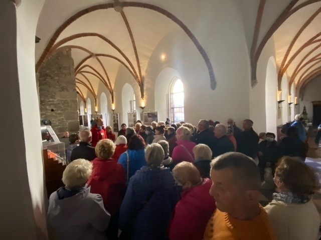 Grupa 50 seniorów z miasta i gminy Włoszczowa wzięła udział w wyjeździe integracyjnym na Święty Krzyż