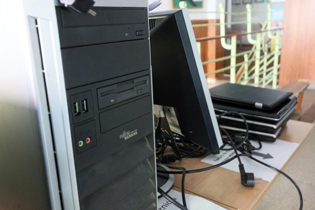 Uczniowie-uchodźcy z Ukrainy dostaną komputery do nauki zdalnej. To wspólna inicjatywa Ministerstwa Edukacji i Nauki, Poczty Polskiej i Związku Cyfrowa Polska w ramach akcji "Szkoła dla Was".