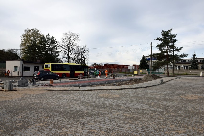 Nowy punkt przesiadkowy, ulica i autobusy już są. Co jeszcze zmieni projekt modernizacji komunikacji miejskiej w Łasku? ZDJĘCIA