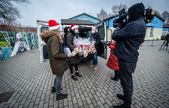 Fundacja Pracownia Pomysłów realizowała projekt pn. "Coraz bliżej święta...". Podopieczni fundacji tym razem pomagali Hospicjum im. św. Maksymiliana Kolbego w Koszalinie.