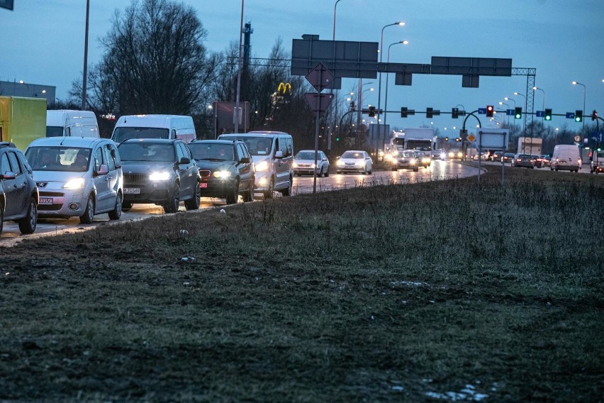 Kraków. Kierowcy narzekają na światła przy węźle Przewóz. GDDKiA odpowiada, że jest bezpieczniej [ZDJĘCIA]