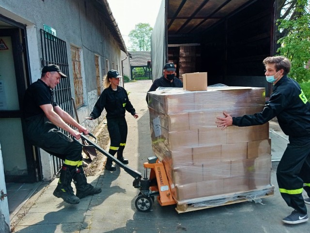 Rozładunek żywności w Krzeszowicach. Członkom Interwencyjnego Zespołu Pomocy Międzyludzkiej pomogli strażacy z OSP Żbik