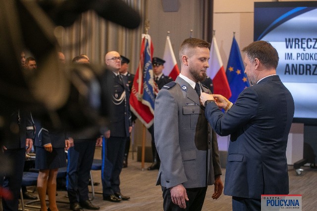 Medale otrzymało pięcioro funkcjonariuszy z lubelskiego garnizonu Policji. Odznaczeń pogratulował funkcjonariuszom Komendant Główny Policji insp. Marek Boroń. W uroczystości uczestniczył także Komendant Wojewódzki Policji w Lublinie nadinsp. Artur Bielecki.