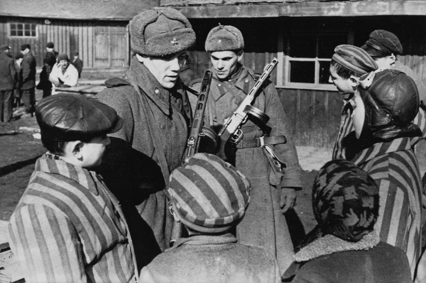 Sowieccy żołnierze wyzwalają Auschwitz