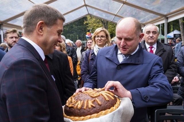 Delegacja samorządu województwa kujawsko-pomorskiego, z marszałkiem Piotrem Całbeckim na czele,uczestniczyła w dożynkach litewskiego Rejonu Solecznickiego, regionu partnerskiego Kujaw i Pomorza.  - Współpraca z Rejonem Solecznickim i Wilnem opiera się przede wszystkim na organizacji w naszym województwie wizyt polonijnej młodzieży z Litwy. Pomagamy w ten sposób tym młodym osobom utrzymywać kontakt z krajem i rówieśnikami z ojczyzny. Dodatkowo co roku uczestniczymy w dożynkach w Solecznikach, promując nasz region – mówi marszałek Piotr Całbecki.Zobacz też:Opaski alarmowe dla seniorów w regionieKolejna doba walki o życie 4-latkaNiepublikowane zdjęcia basenu w Ciechocinku Rejon solecznicki leży w południowo-wschodniej Litwie w okręgu wileńskim. Według wyników spisu powszechnego w 2001 r. w rejonie solecznickim było 39 282 mieszkańców, z czego 31 223 Polaków, co stanowi 80 proc. jego ludności. .Kooperacja pomiędzy województwem kujawsko-pomorskim a Rejonem Solecznickim sięga 2011 roku. Corocznie od 2014 roku odbywa się wspierany finansowo przez Urząd Marszałkowski Międzynarodowy Festiwal Szkół Muzycznych „Integracje Muzyczne”, realizowany przez szkoły muzyczne w Chełmży, Czernikowie, Lipnie, Górsku, Osieku, Chełmnie, Kowalewie Pomorskim, Golubiu-Dobrzyniu i Toruniu we współpracy ze szkołami muzycznymi i sztuk pięknych w Solecznikach, Ejszyszkach, Jaszunach i Lidze. Od 2015 roku, corocznie nasze województwo odwiedza młodzież polonijna z Litwy, wśród której wielu z nich mieszka w Rejonie Solecznickim. Młodzi ludzie mają szansę poznać kulturę swoich przodków i poszerzyć wiedzę o naszym kraju.Przedstawiciele samorządu województwa kujawsko-pomorskie w dożynkach w Solecznikach uczestniczą od 2014 roku. NowosciTorun