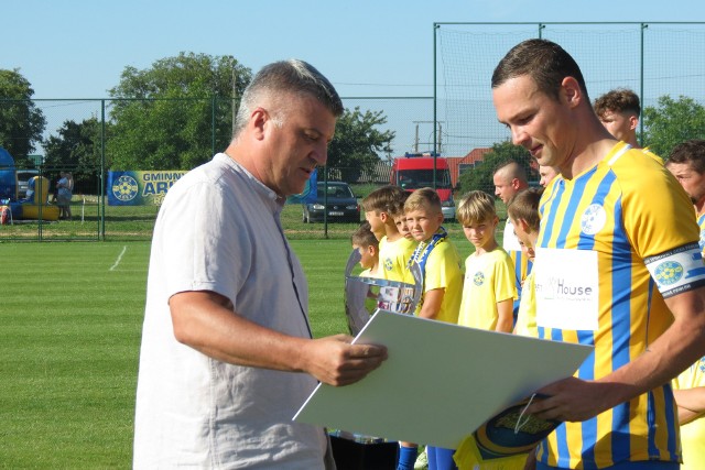 Przed spotkaniem Marcin Gawron ze Świętokrzyskiego Związku Piłki Nożnej wręczył kapitanowi Arki puchar i voucher z okazji awansu do czwartej ligi.