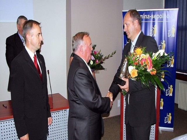 W imieniu stowarzyszenia "Dorośli-Dzieciom&#8221;statuetkę odbiera Jarosław Niemyjski (z prawej). Od lewej Waldemar Stupałkowski i Stanisław Rohde