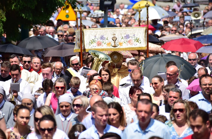 Kilka tysięcy wiernych uczestniczyło w dzisiejszej procesji uroczystości Bożego Ciała w Krośnie [ZDJĘCIA]