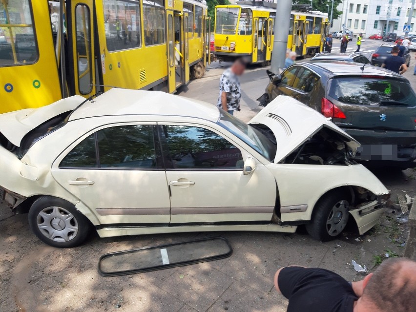 Kolizja na ul. Firlika w Szczecinie. Wykolejony tramwaj i trzy uszkodzone samochody - 26.06.2020 