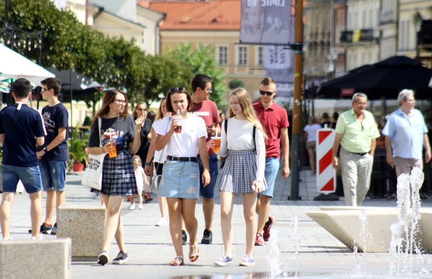 Upały w Lublinie. Mieszkańcy szukają ochłody m.in. przy fontannie na placu Litewskim