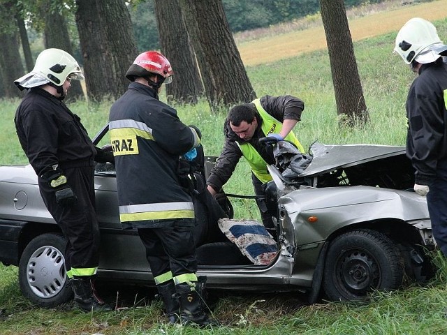 Z opla rozbitego rano koło Skwierzyny została kupa pogiętych blach. Zginęło w nim dwoje mieszkańców Rewala w woj. zachodniopomorskim.