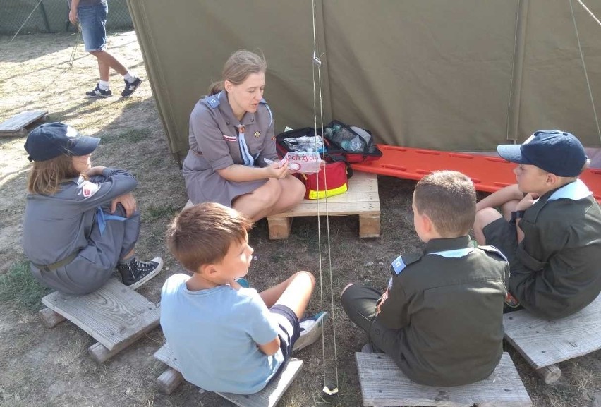 Na boisku Katolickiej Szkoły Podstawowej w Inowrocławiu...