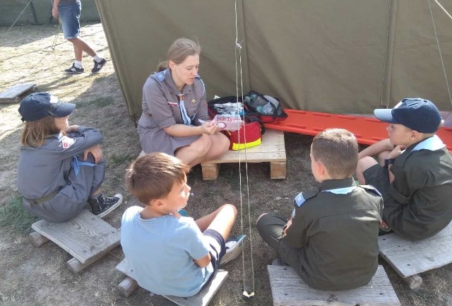 Na boisku Katolickiej Szkoły Podstawowej w Inowrocławiu odbył się Dzień Harcerski pod nazwą EKO PORT. Jednymi z głównych założeń imprezy były: nauka segregacji odpadów, popularyzacja zdrowego i aktywnego trybu życia oraz promocja programu harcerskiego.Uczniowie  wzięli udział w przygotowanej przez organizatorów grze. Podczas zabawy można było, między innymi, wspinać się po pneumatycznej ściance, nauczyć się zasad udzielania pierwszej pomocy, popłynąć kajakiem rwącą rzeką w okularach VR, obejrzeć broń, którą walczyli powstańcy warszawscy, skosztować smakołyków z harcerskiej kawiarenki oraz otrzymać sadzonkę drzewa. Na zakończenie, każda osoba, która uczestniczyła w zabawie, wzięła udział w losowaniu nagród sportowych.Organizatorami imprezy byli: Inowrocławski Szczep ZHR „Szare Wilczęta” oraz Katolicka Szkoła Podstawowa. W przygotowaniu "Dnia" pomysłodawców wspierali: urząd miasta , Wojewódzki Fundusz Ochrony Środowiska i Gospodarki Wodnej w Toruniu oraz sklep sportowy Decathlon.