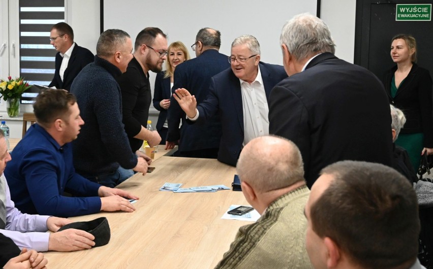 Minister rolnictwa Czesław Siekierski w Kurowie spotkał się z rolnikami. Mówiono o napływie zboża z Ukrainy oraz zaległych dopłatach