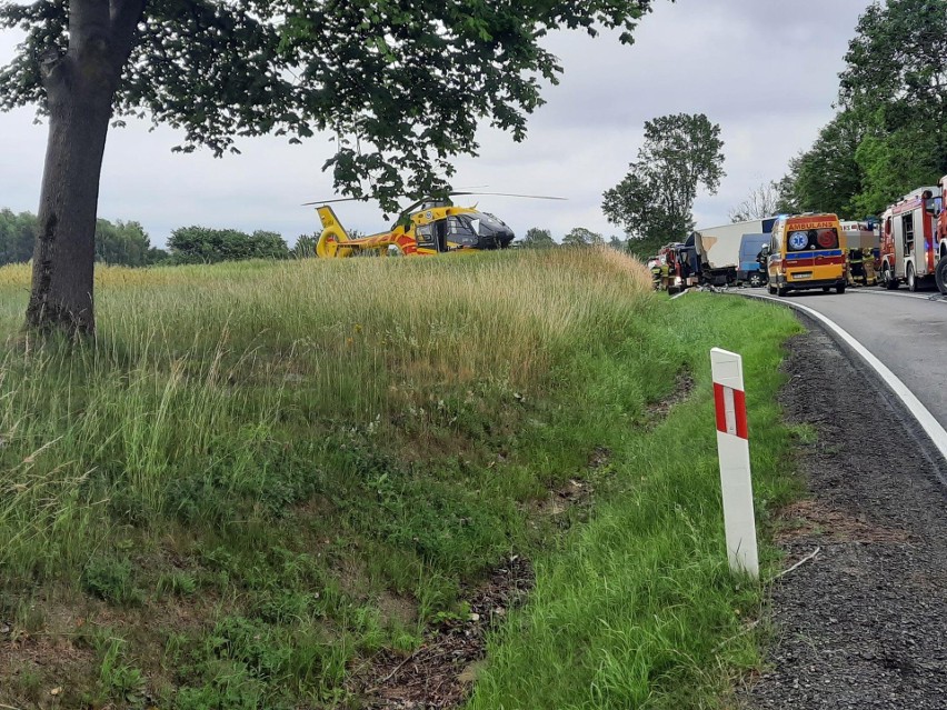 Poważny wypadek na drodze krajowej nr 20 koło Bytowa. Na miejscu Lotnicze Pogotowie Ratunkowe [ZDJĘCIA]