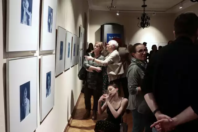 Wernisaż wystawy Macieja Kastnera  „Stop war – take photo” w sali grudziądzkiego muzeum.