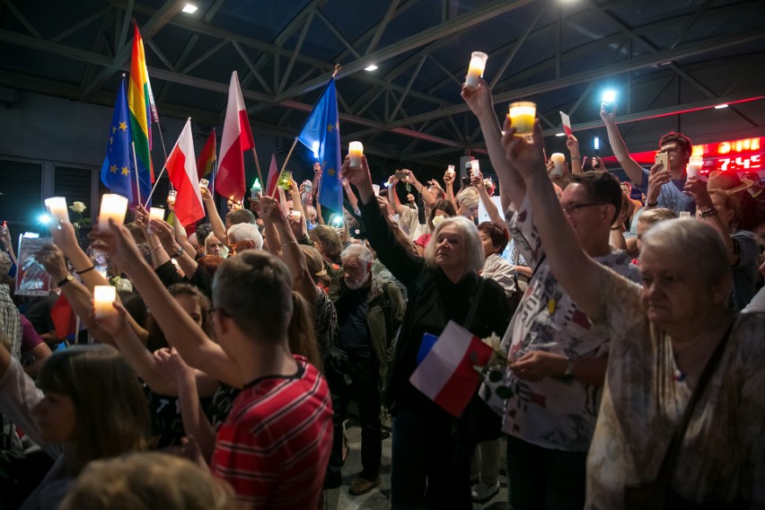 Łańcuch światła dla sądów. Tak protestowali mieszkańcy Krakowa [ZDJĘCIA]