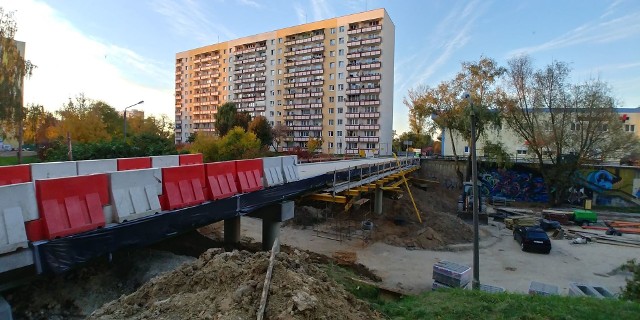 Kładka nad ulicą Osiedlową  nie ma jeszcze zamontowanych barierek, brakuje też połączenia z uliczką przy blokach.