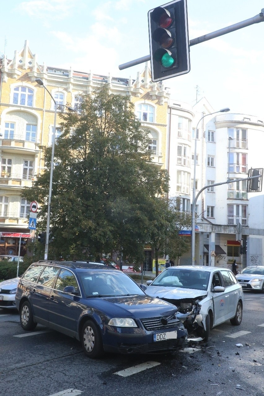 Wypadek na Trzebnickiej. Czołowe zderzenie (ZDJĘCIA)