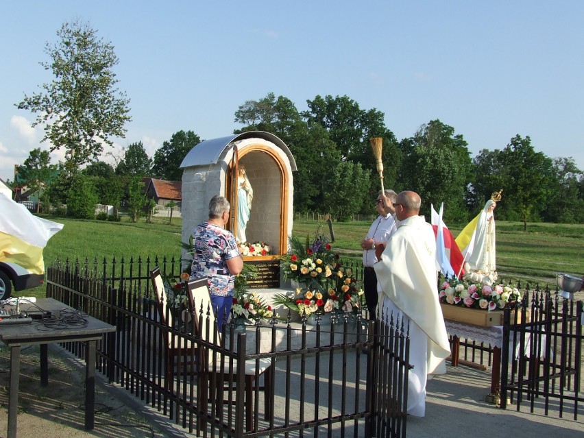 Kapliczkę poświęcił proboszcz parafii w Ślęzakach Stanisław...