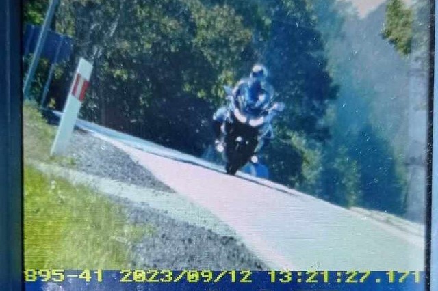58-letni motocyklista  "wpadł na radar" w miejscowości Hopowo w gminie Somonino.
