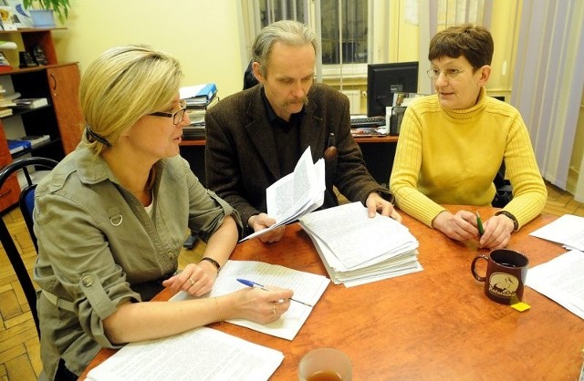 Komisja konkursowa w trakcie sprawdzania prac czwartego etapu. Na zdjęciu (od lewej): Bogna Skarul, Paweł Bartnik i Danuta Dąbrowska.