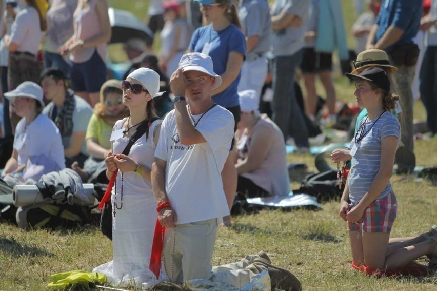 Lednica 2015: Tysiące młodych ludzi, śpiewy, modlitwa i upał