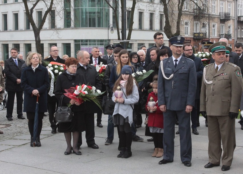 Szósta rocznica katastrofy smoleńskiej w Radomiu. Uroczystości przed pomnikiem Kaczyńskich i urzędem