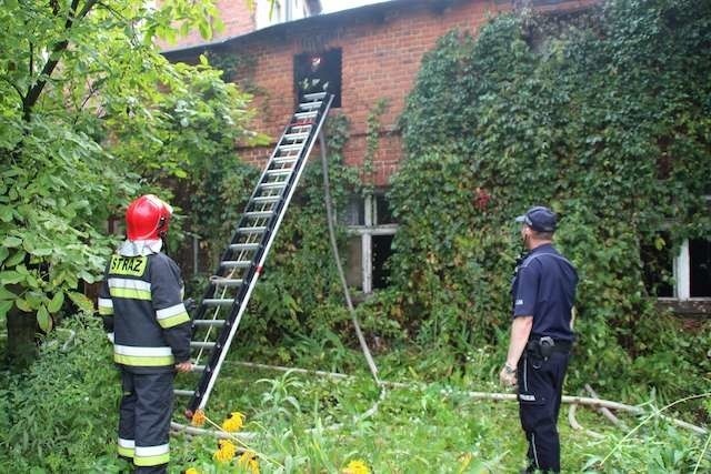 Kiedy policjanci weszli do budynku mężczyzna leżał już pod płonącą kołdrą