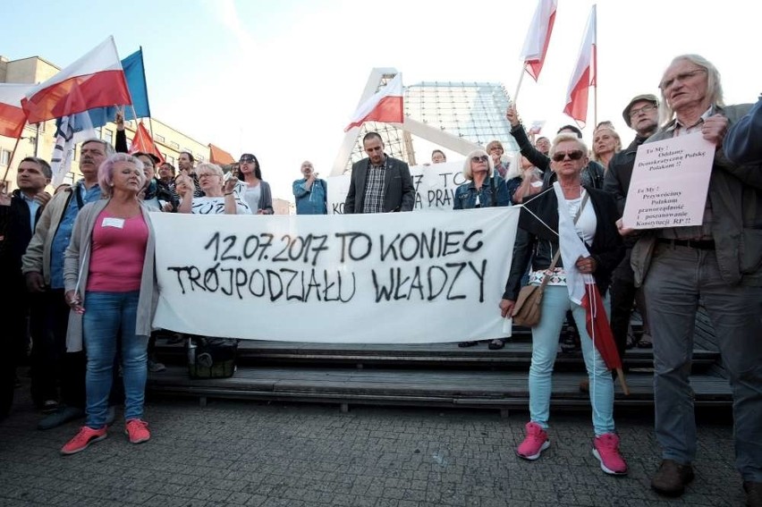 Manifestacja w Poznaniu w obronie sądów