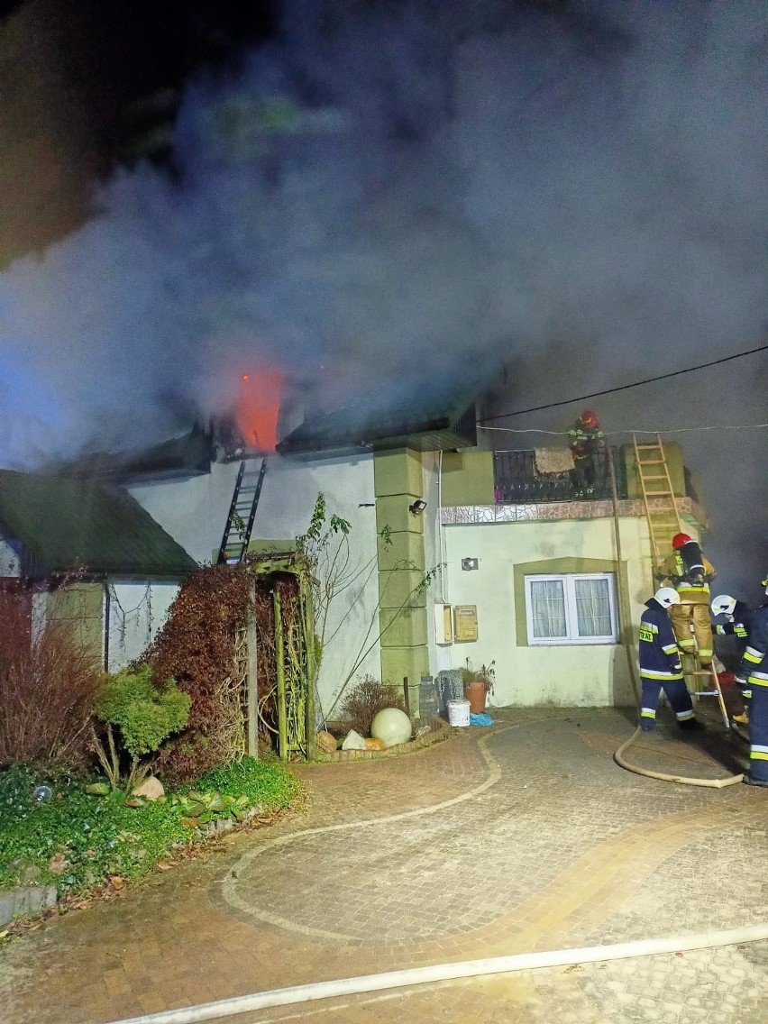 Pożar domu w miejscowości Grabki Duże. Strażacy w akcji. Zobacz zdjęcia