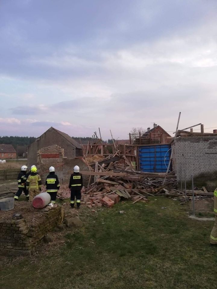 Zawalił się dach stodoły w miejscowości koło Czaplinka [zdjęcia]
